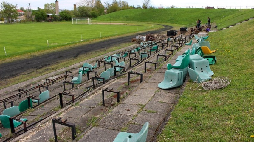 Ruszyła przebudowa trybun na miejskim stadionie. Pochłonie niemal 300 tys. zł 