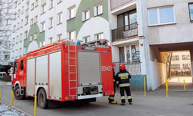 W sobotę po godz. 13 pod wieżowiec na ul. Zgierskiej 110/120 w Łodzi przyjechały na sygnale trzy wozy strażackie
