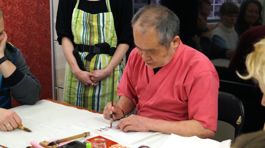 Masakatsu Yoshida zdradził bydgoszczanom tajniki kaligrafii japońskiej [zdjęcia, wideo]