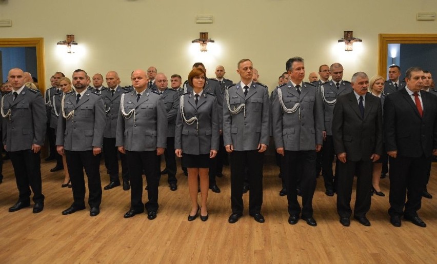 Akty ślubowania, wręczył policjantom Komendant Wojewódzki...