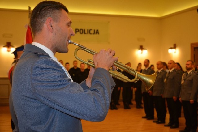 Ślubowanie nowych policjantów i odznaczenia dla zasłużonych.

