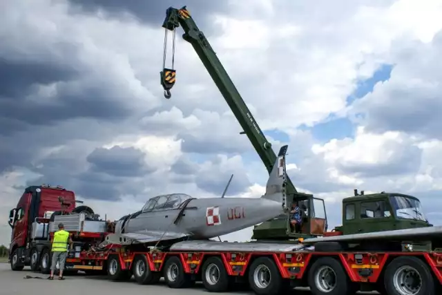 Pomnik samolotu TS – 8 Bies przechodzi obecnie remont w Wojskowych Zakładach Lotniczych nr 1 w Łodzi