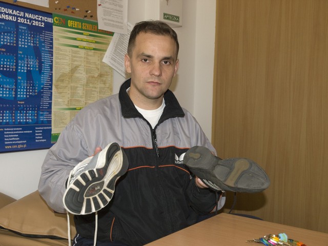 Nauczyciel Paweł Biernacki mówi, że rodzice mogą kupować buty droższe lub tańsze, ale nie niszczące parkietu