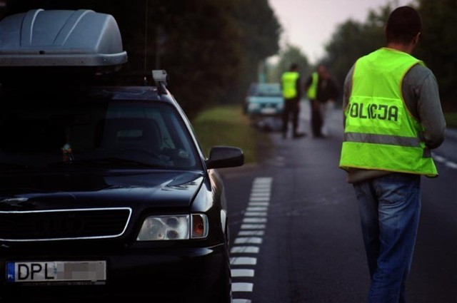 Przed godziną 3.00 samochód osobowy najechał na leżącego na ulicy Gostyńskiej Krystiana B. Młodego mężczyznę z drogi próbował usunąć policjant, który w tym czasie wracał z pracy w Poznaniu. Pieszy zmarł na miejscu.

Zobacz więcej: Śrem: śmiertelny wypadek na ulicy Gostyńskiej. Zginął pieszy. Śmierć przechodnia nastąpiła nad ranem [ZDJĘCIA]