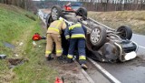 Groźne dachowanie na drodze krajowej 25. Na szczęście kierowca wyszedł z tego bez szwanku  