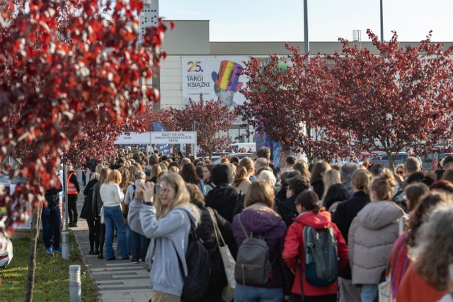 Tegoroczne Targi Książki odwiedziło 47 tys. uczestników - wspaniała liczba przy dramatycznych statystykach na temat czytelnictwa. Jednak i czytelnicy, i wystawcy, donosili o organizacyjnych problemach podczas czytelniczego święta. Nowa lokalizacja Targów, miała m.in. rozładować tłok, jednak po przeprowadzce na Galicyjską, nic się nie zmieniło