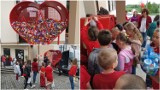 Więźniowie Zakładu Karnego w Tarnowie podarowali kolejne serce na plastikowe nakrętki. Przygotowaniem akcji zajęła się szkoła w Niwce