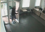 Napad na bank w Toruniu. Policja poszukuje rabusia [ZDJĘCIA I WIDEO]