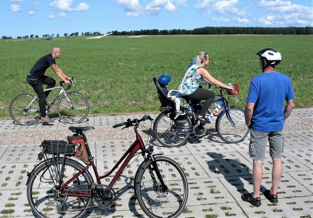 Panorama lotniska Aeroklubu Słupskiego, obserwowana przez rowerzystów na drodze Krępa Słupska - Łupiny