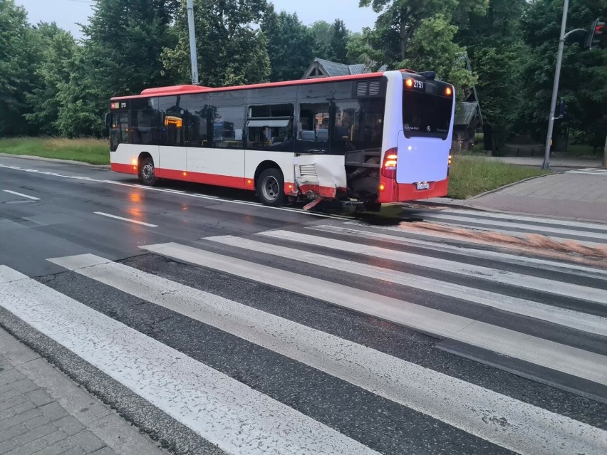 Noc groźnych zdarzeń na drogach w Gdańsku. Kierowca jednego auta wbił się w autobus, drugi – dachował. Trzy osoby poszkodowane