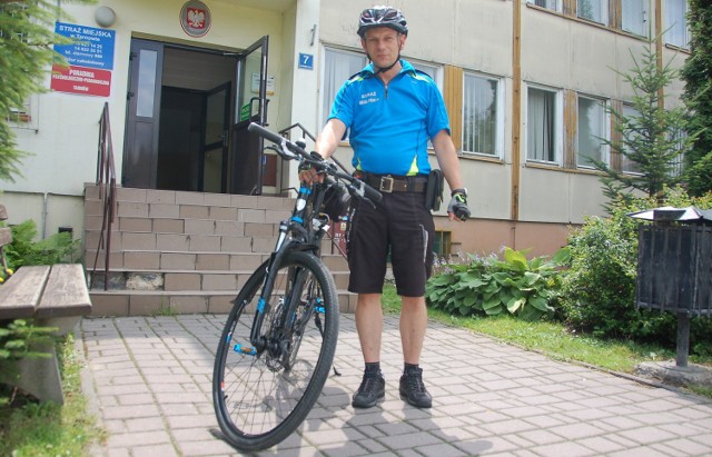 Większość służby spędzam w terenie, dlatego tak bardzo azbestu się nie obawiam - mówi st. insp. Edward Radecki, strażnik miejski. Groźna dla zdrowia elewacja na siedzibie straży i poradni kruszy się