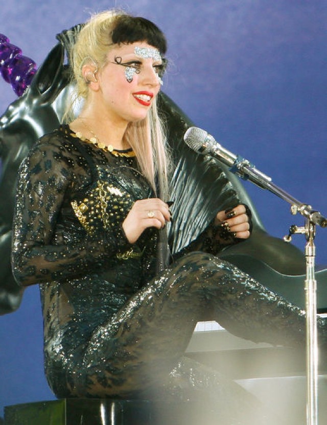 Lady Gaga wykonująca utwór Hair w programie Good Morning America w 2011 roku.