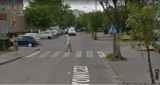 Wągrowiec na mapach Street View. Tak mieszkańcy Wągrowca przechodzą przez ulicę. Nie zawsze idą po pasach 