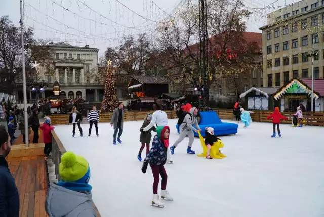 Lodowisko na placu Wolności w Poznaniu.
Przejdź do kolejnego zdjęcia --->