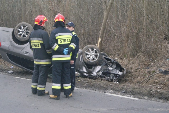 W Skarszewie pod Kaliszem samochód dachował w rowie