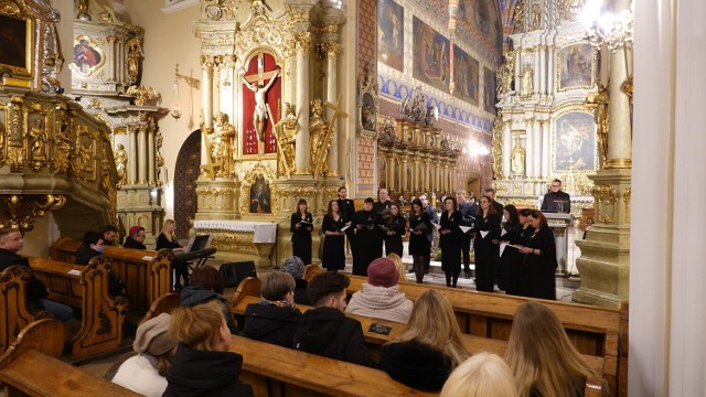 Koncert Solidarni z Ukrainą. Chór WP-A UAM wystąpił w kaliskiej katedrze