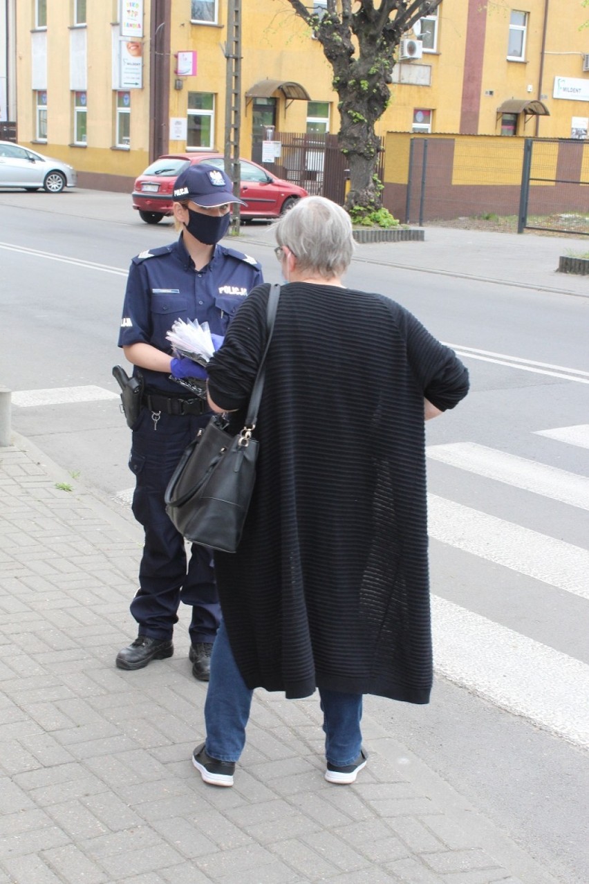 Policjanci w Zduńskiej Woli rozdawali mieszkańcom maseczki ochronne [zdjęcia]