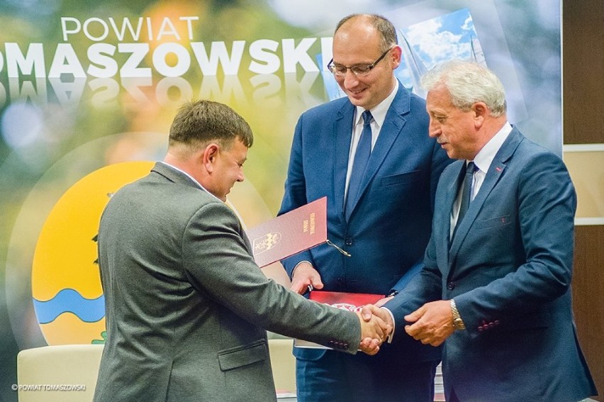 Ostatnia sesja radnych powiatu tomaszowskiego kadencji 2014-2018 [ZDJĘCIA]