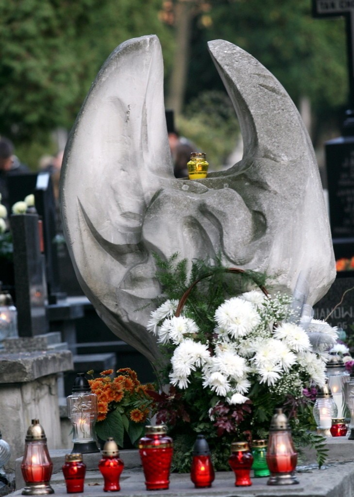 Dzień Wszystkich Świętych na cmentarzu przy Lipowej. Oglądaj WIDEO i ZDJĘCIA