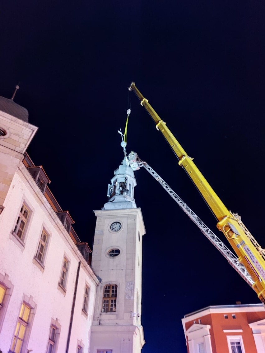 Wiatr uszkodził iglicę na wieży ratusza w Boguszowie-Gorcach