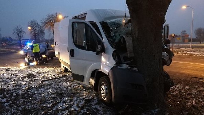 Zderzenie dwóch aut w Sieradzu. Renault wjechało w busa na skrzyżowaniu Jana Pawła II i 1 Maja (zdjęcia)