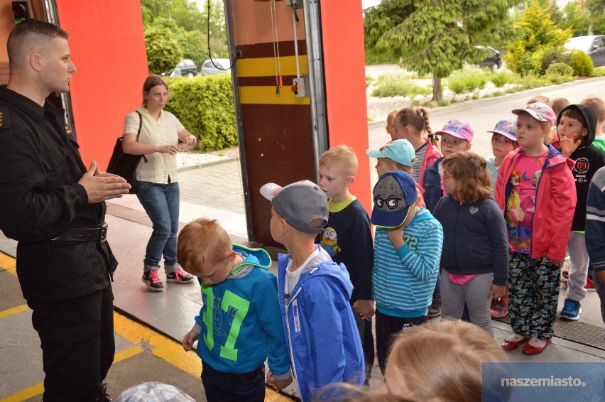 Dzieci z Zespołu Szkół z Oddziałami Integracyjnymi w Kruszynie odwiedziły strażaków we Włocławku