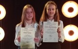 Uczennice kazimierskiej „jedynki” finalistkami ogólnopolskiego konkursu. Oliwia i Victoria mają talent kaligraficzny. Zobaczcie zdjęcia