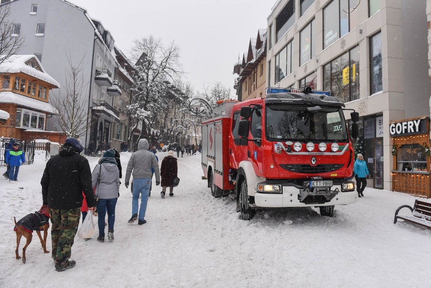 Zakopane. Strażacy ewakuowali ludzi z galerii handlowej na Krupówkach [ZDJĘCIA]