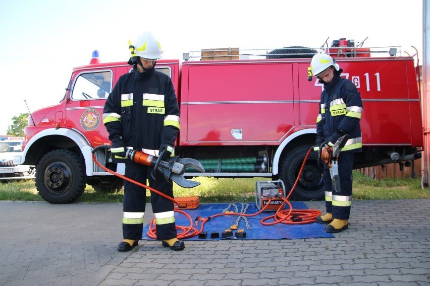 Państwowa Straż Pożarna w Chojnichach przekazała Ochotniczej Straży Pożarnej w Męcikale sprzęt hydrauliczny 