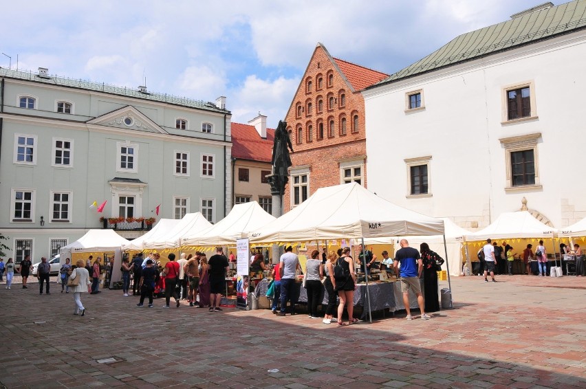 Krakowski Kiermasz Książki na placu św. Marii Magdaleny. Bogata oferta książek z drugiego obiegu [ZDJĘCIA]