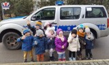 Włodawa. Policjanci przypominają dzieciom jak bezpiecznie spędzić ferie zimowe 