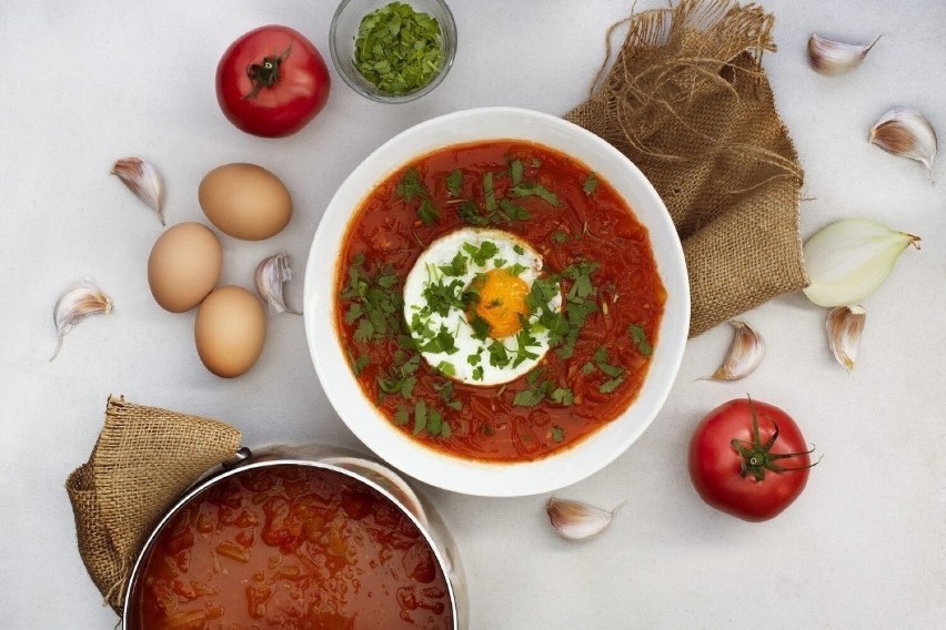 Zupa cebulowo-pomidorowa z jajkiem ze słonecznej Madery....