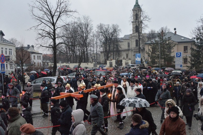 Droga Krzyżowa ulicami Kielc. Prezydent też niósł krzyż [WIDEO, ZDJĘCIA]   