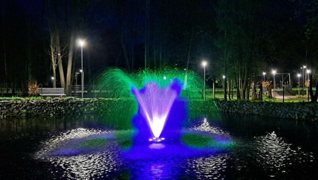Barwne kolorowe spektakle w parku Pokoju w Oświęcimiu przyciągają wieczorami wielu mieszkańców i gości