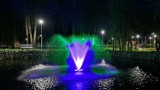 Barwny wieczorny spektakl na wodzie w parku Pokoju w Oświęcimiu. Przyciąga tutaj mieszkańców i gości odwiedzających miasto. Zobacz zdjęcia