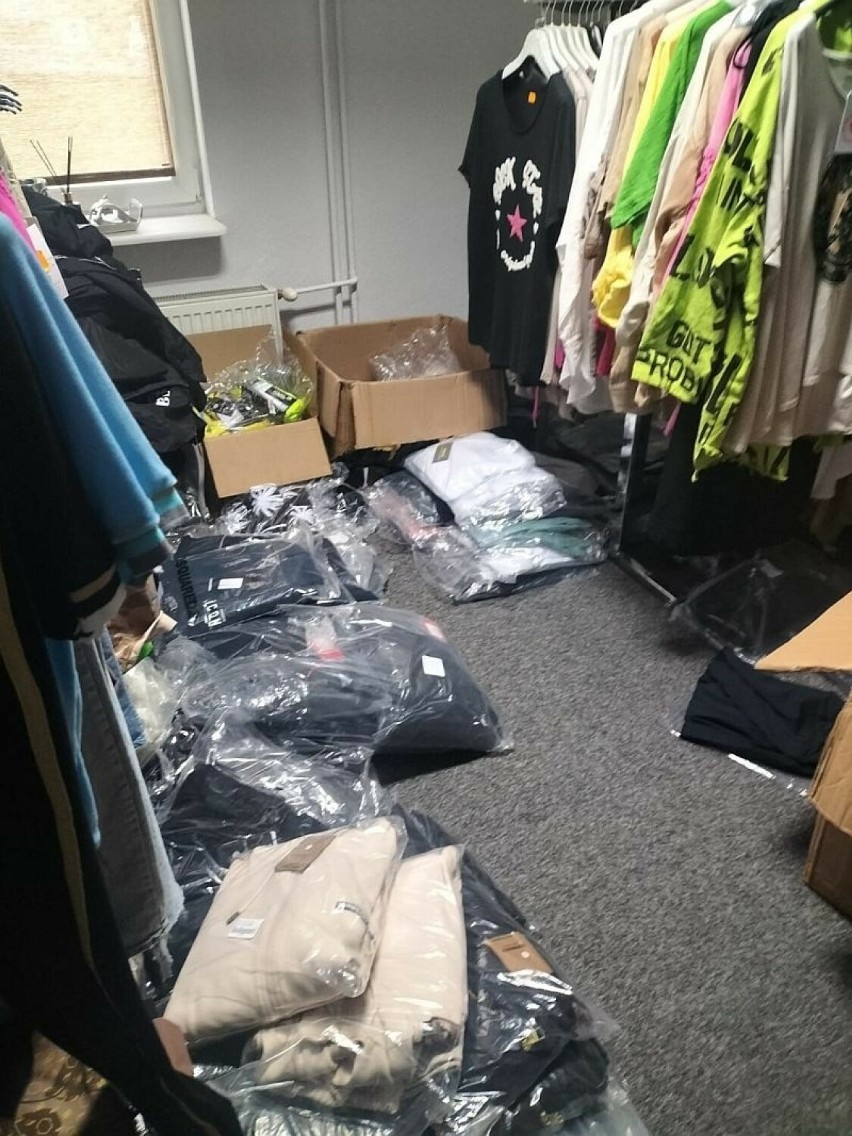 Kryminalni ze Skarżyska przejęli kilkaset sztuk podrabianych ubrań