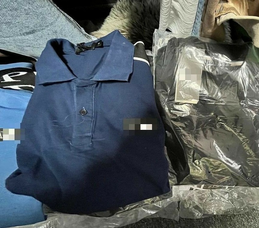 Kryminalni ze Skarżyska przejęli kilkaset sztuk podrabianych ubrań