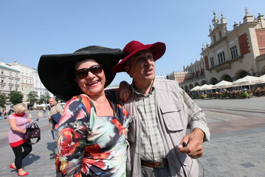 Kraków: plaża i kapelusze na Rynku Głownym. Kręcili teledysk na pożegnanie lata [ZDJĘCIA]