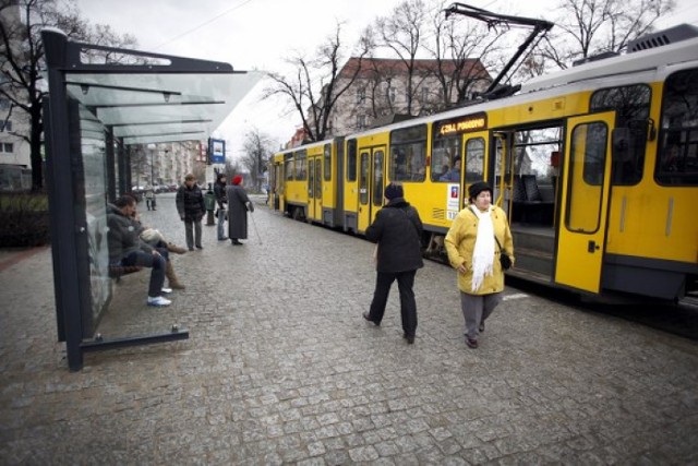 Na placu Grunwaldzkim stanęły wreszcie wiaty na przystankach tramwajowych.