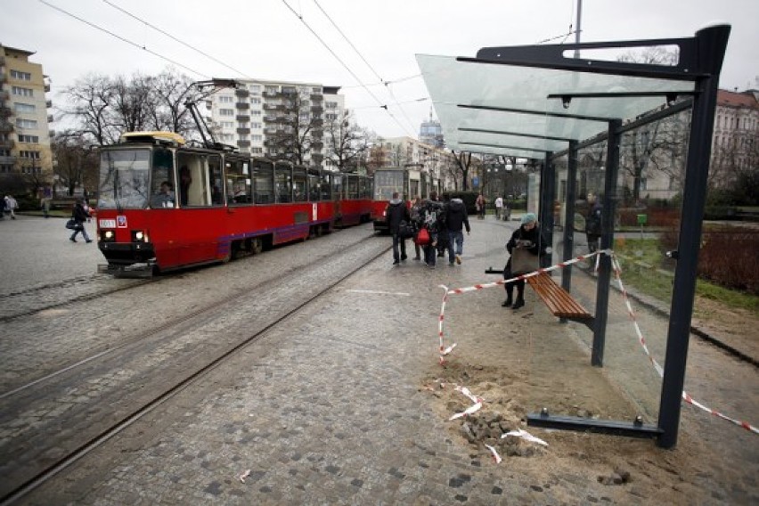 Na placu Grunwaldzkim stanęły wreszcie wiaty na przystankach...