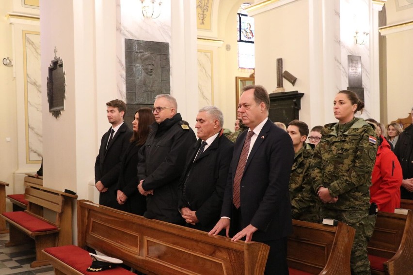 Dyplomaci i wojskowi z Chorwacji odwiedzili groby swoich rodaków w Ujściu Jezuickim. Na miejscowym cmentarzu spoczywają chorwaccy żołnierze