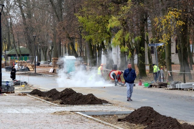 Postępy prac na deptaku 1 Maja w Busku-Zdroju. Jak idą roboty budowlane?

>>>Więcej zdjęć na kolejnych slajdach