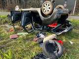 Dachowanie w okolicach Cewic. 70-latek stracił panowanie nad autem