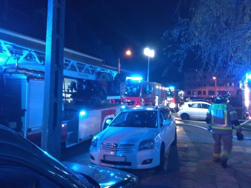 Nocny pożar w Chodzieży. Trzeba było ewakuować cały budynek, jedna osoba trafiła do szpitala [ZDJĘCIA]