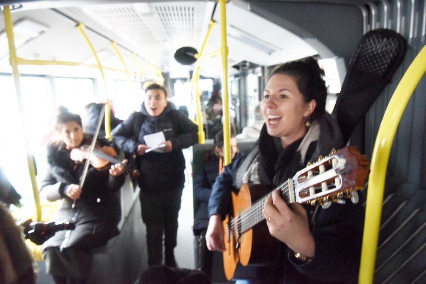 Śpiewanie kolęd w autobusach MZK w Zielonej Górze