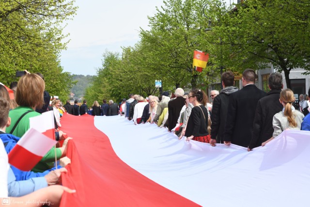 Dzień Flagi 2023 we Włocławku. Uroczysty korowód z flagą