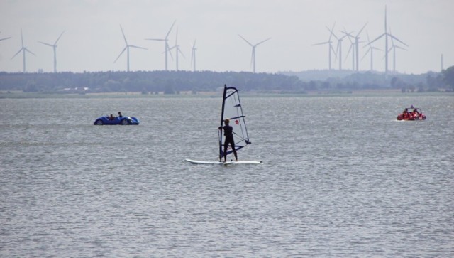 Na jeziorze Bukowo można np. pływać na desce z żaglem lub rowerem wodnym