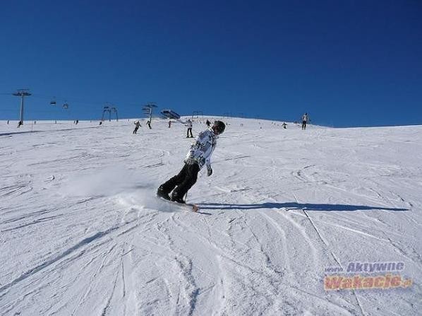 Przed zimową przygodą: narty, czy snowboard?