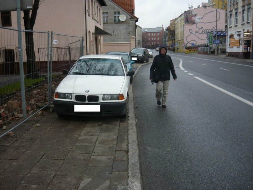 Tak niektórzy parkują swoje auta w Bydgoszczy. To tzw. janusze - nie da się przejść ani przejechać