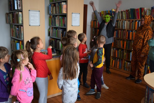 Szczecinecka biblioteka dla dzieci organizuje wiele imprez zachęcających najmłodszych do czytania - tu dzieci z Przedszkola Tęcza